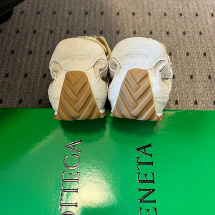 BOTTEGA VENETA 26S SNEAKERS IN CREAM WHITE SUEDE AND MESH FABRIC