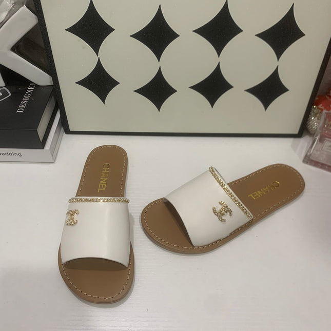 CHANEL 26S SANDALS IN WHITE CALFSKIN GOLD-TONE CHAIN DETAIL