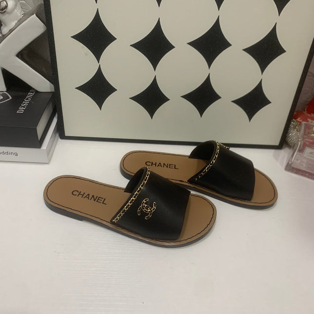 CHANEL 26S SANDALS IN BLACK CALFSKIN GOLD-TONE CHAIN DETAIL