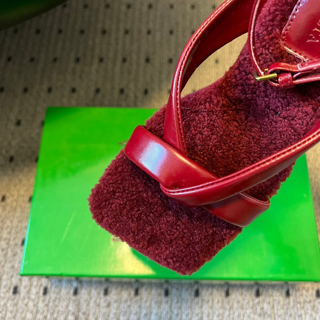 BOTTEGA VENETA 26S SQUARE-TOE HIGH-HEEL SANDALS 90 MM IN RED LAMBSKIN AND WOOL