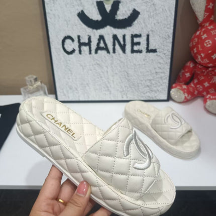 CHANEL 26S QUILTED SLIDE SANDALS IN WHITE CALFSKIN