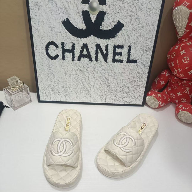 CHANEL 26S QUILTED SLIDE SANDALS IN WHITE CALFSKIN