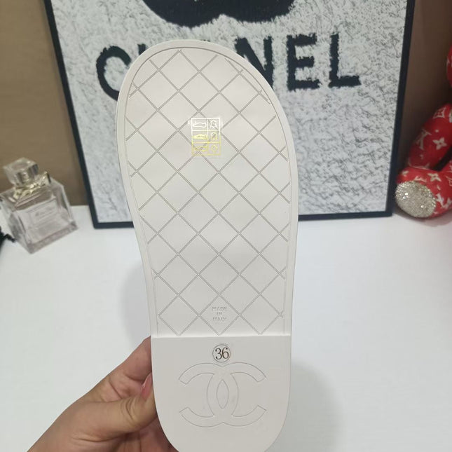CHANEL 26S QUILTED SLIDE SANDALS IN WHITE CALFSKIN