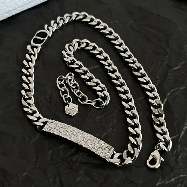 CD 26S CD LOGO PLAQUE CHAIN NECKLACE IN SILVER TONE METAL 630890