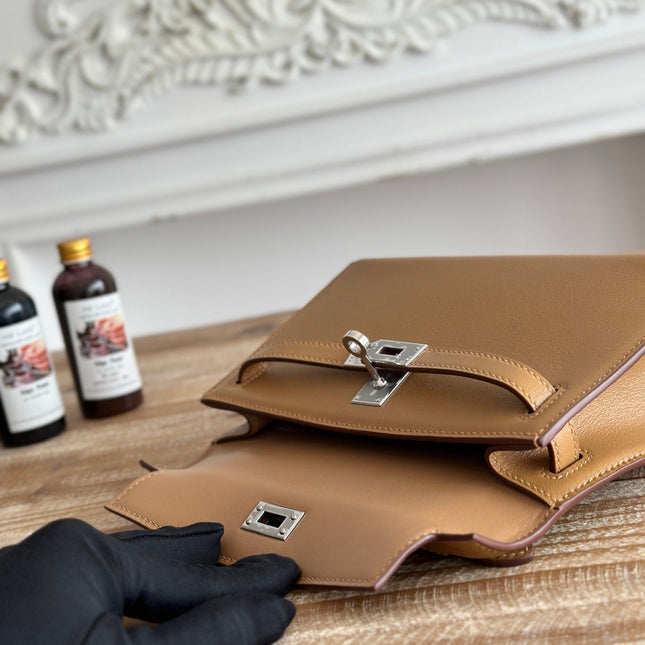 HM KELLY POCHETTE 22 IN CARAMEL BROWN CALFSKIN SILVER HARDWARE