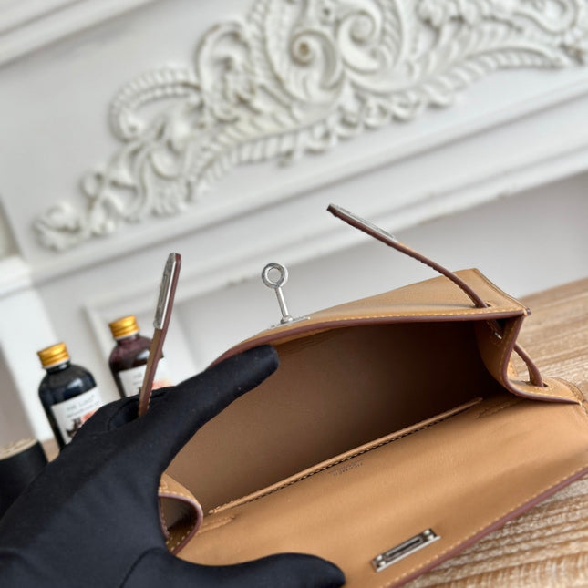 HM KELLY POCHETTE 22 IN CARAMEL BROWN CALFSKIN SILVER HARDWARE