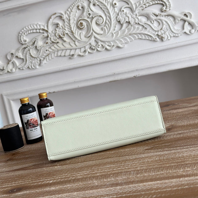 HM KELLY POCHETTE 22 IN LIGHT GREEN CALFSKIN GOLD HARDWARE