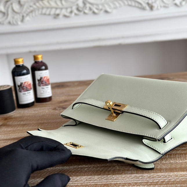 HM KELLY POCHETTE 22 IN LIGHT GREEN CALFSKIN GOLD HARDWARE