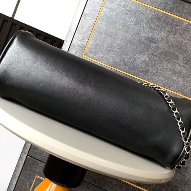 CC SHOULDER BAG 40 IN BLACK QUILTED CALFSKIN SILVER HARDWARE TP3