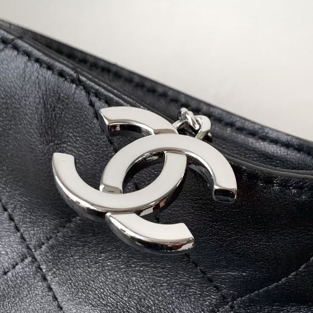 CC SHOULDER BAG 40 IN BLACK QUILTED CALFSKIN SILVER HARDWARE TP3