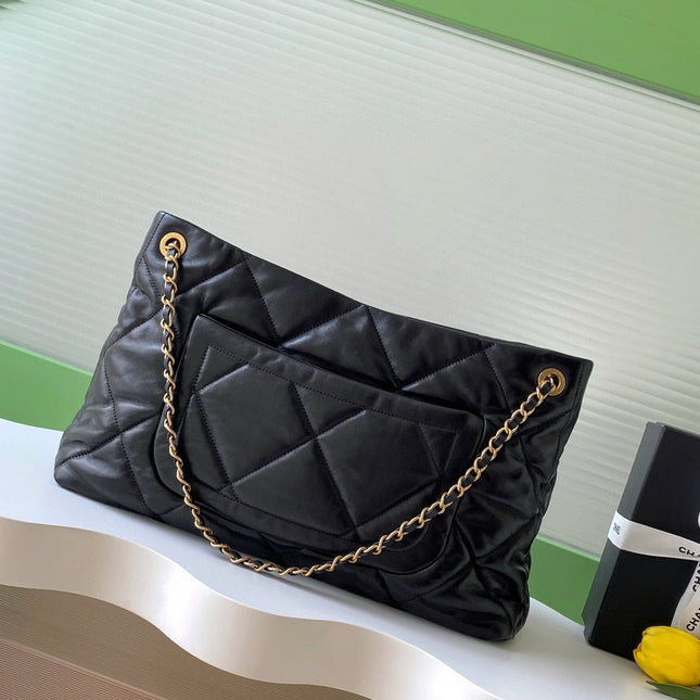 CHANEL 38 SHOULDER BAG WITH FRONT POCKET IN BLACK QUILTED CALFSKIN LEATHER