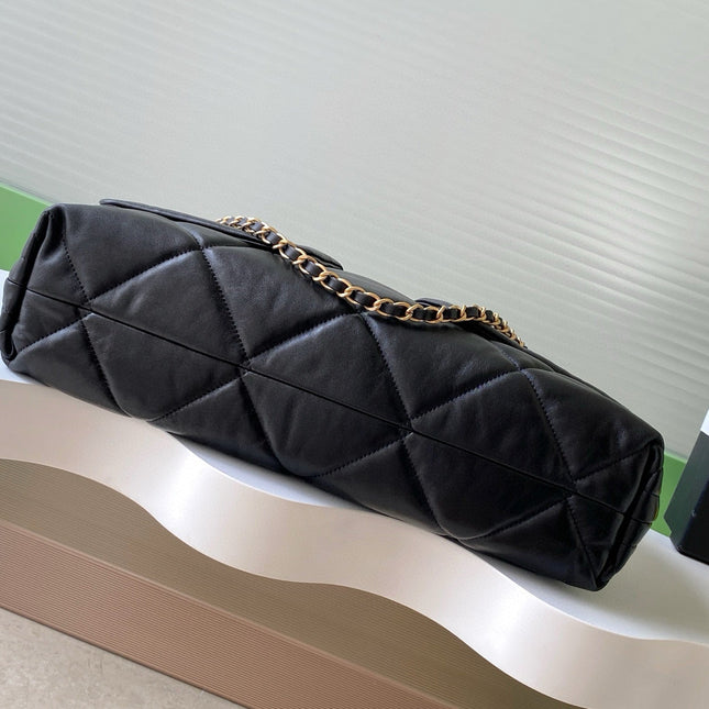 CHANEL 38 SHOULDER BAG WITH FRONT POCKET IN BLACK QUILTED CALFSKIN LEATHER