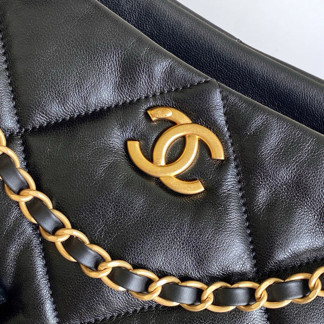 CHANEL 38 SHOULDER BAG WITH FRONT POCKET IN BLACK QUILTED CALFSKIN LEATHER