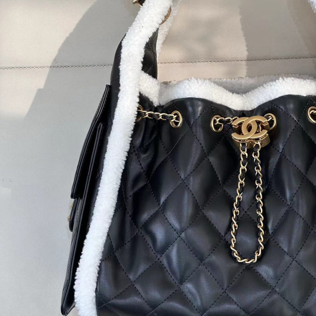 CC 25 HANDBAG 30CM IN BLACK CALFSKIN AND WHITE SHEARLING TP3