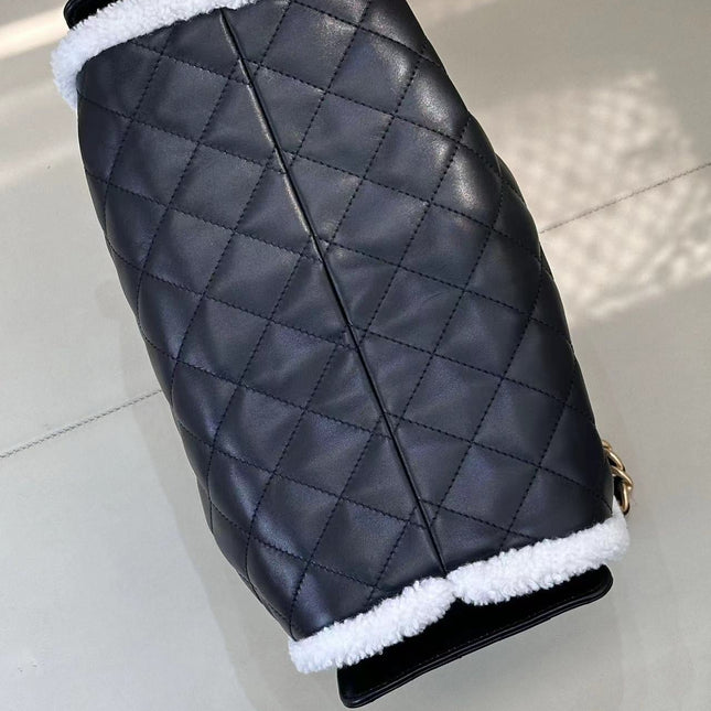 CC 25 HANDBAG 30CM IN BLACK CALFSKIN AND WHITE SHEARLING TP3