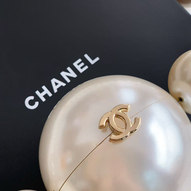 CC PEARL SHOULDER BAG IN WHITE ACETATE GOLD HARDWARE