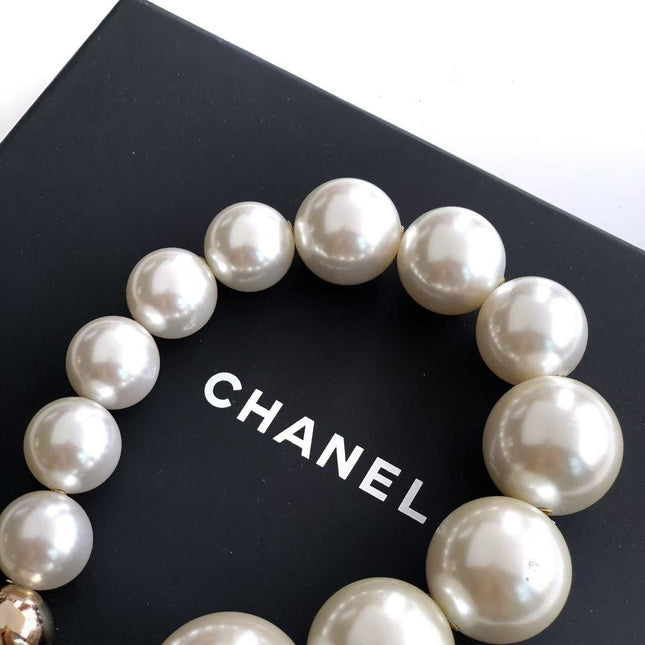 CC PEARL SHOULDER BAG IN WHITE ACETATE GOLD HARDWARE