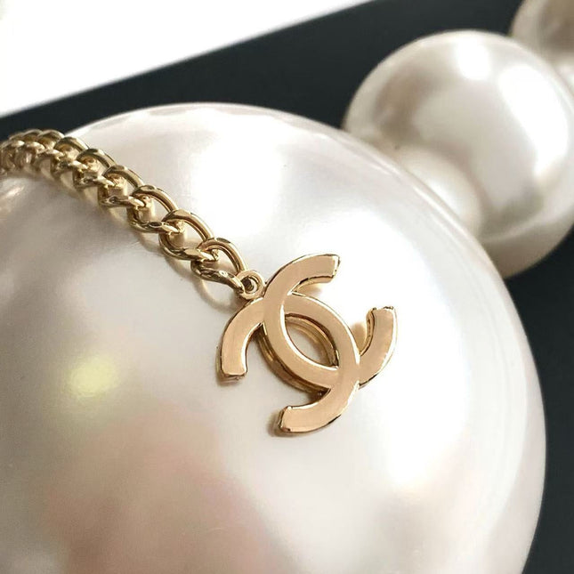 CC PEARL SHOULDER BAG IN WHITE ACETATE GOLD HARDWARE