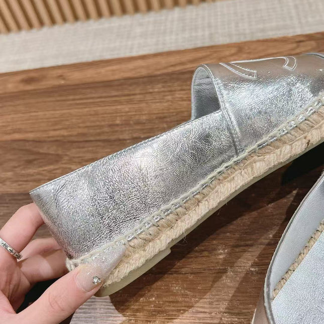 CC FLATS IN SILVER-TONE CALFSKIN KNIT SOLES