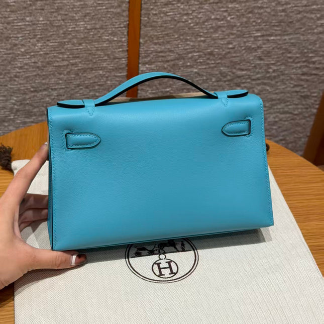 HM KELLY POCHETTE 22 IN CYAN BLUE TOGO GOLD HARDWARE