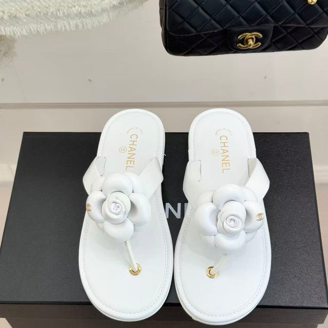 CHANEL THONG SANDALS CAMELLIA IN WHITE CALFSKIN