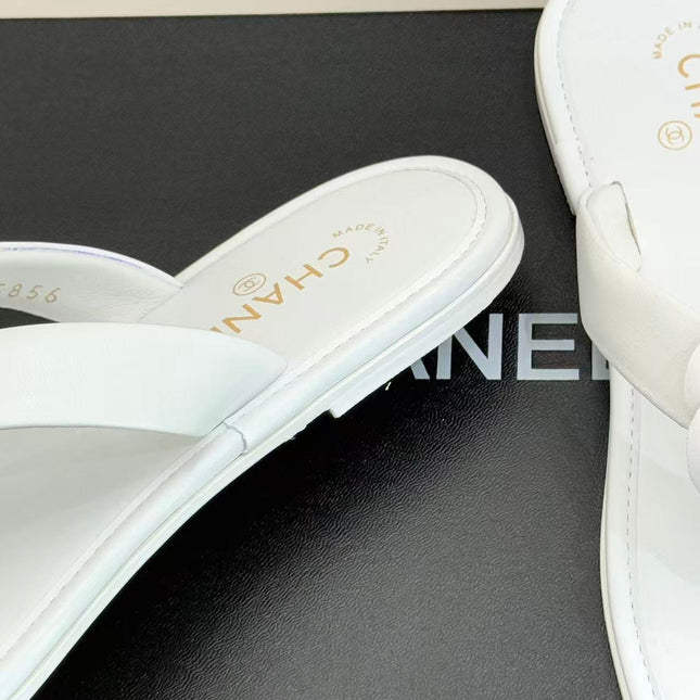 CHANEL THONG SANDALS CAMELLIA IN WHITE CALFSKIN