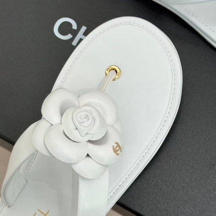 CHANEL THONG SANDALS CAMELLIA IN WHITE CALFSKIN