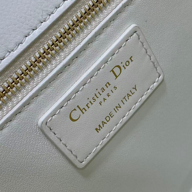 DIOR MONTAIGNE 24 IN WHITE CALFSKIN 001