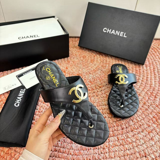 CHANEL 26S THONG SANDALS IN BLACK PATENT CALFSKIN WITH CC LOGO