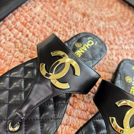 CHANEL 26S THONG SANDALS IN BLACK PATENT CALFSKIN WITH CC LOGO