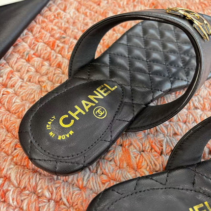 CHANEL 26S THONG SANDALS IN BLACK PATENT CALFSKIN WITH CC LOGO