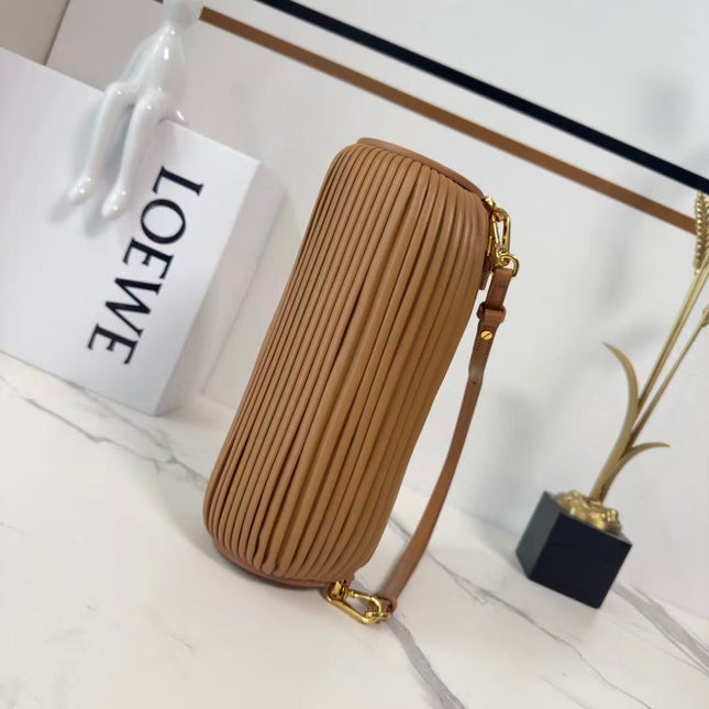 LOEWE 26S BRACELET POUCH BAG 25 IN BROWN CALFSKIN