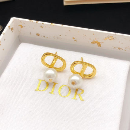 CD 26S PEARL DROP EARRINGS IN GOLD TONE METAL