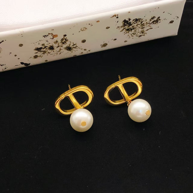 CD 26S PEARL DROP EARRINGS IN GOLD TONE METAL
