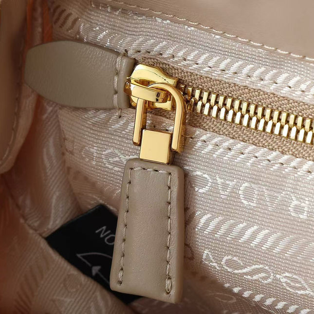 PRADA 26S BUCKET BAG IN BEIGE RENYLON