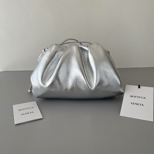 BOTTEGA VENETA 26S POUCH BAG IN SILVER METALLIC LEATHER