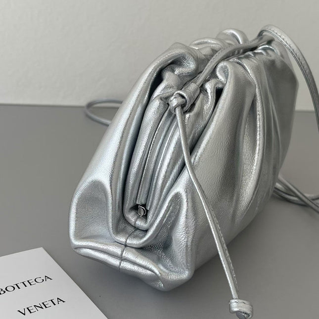 BOTTEGA VENETA 26S POUCH BAG IN SILVER METALLIC LEATHER