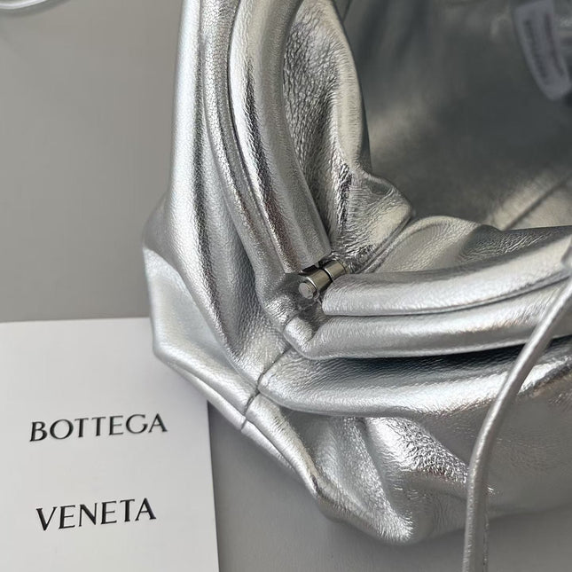 BOTTEGA VENETA 26S POUCH BAG IN SILVER METALLIC LEATHER