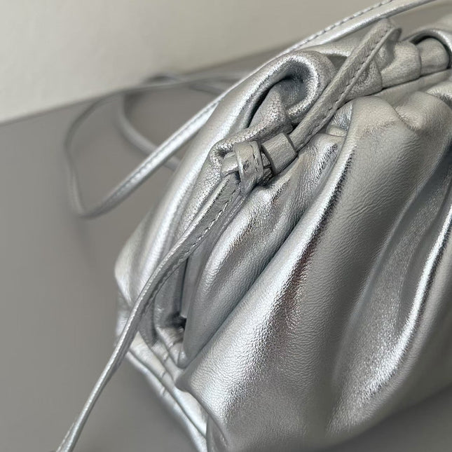 BOTTEGA VENETA 26S POUCH BAG IN SILVER METALLIC LEATHER