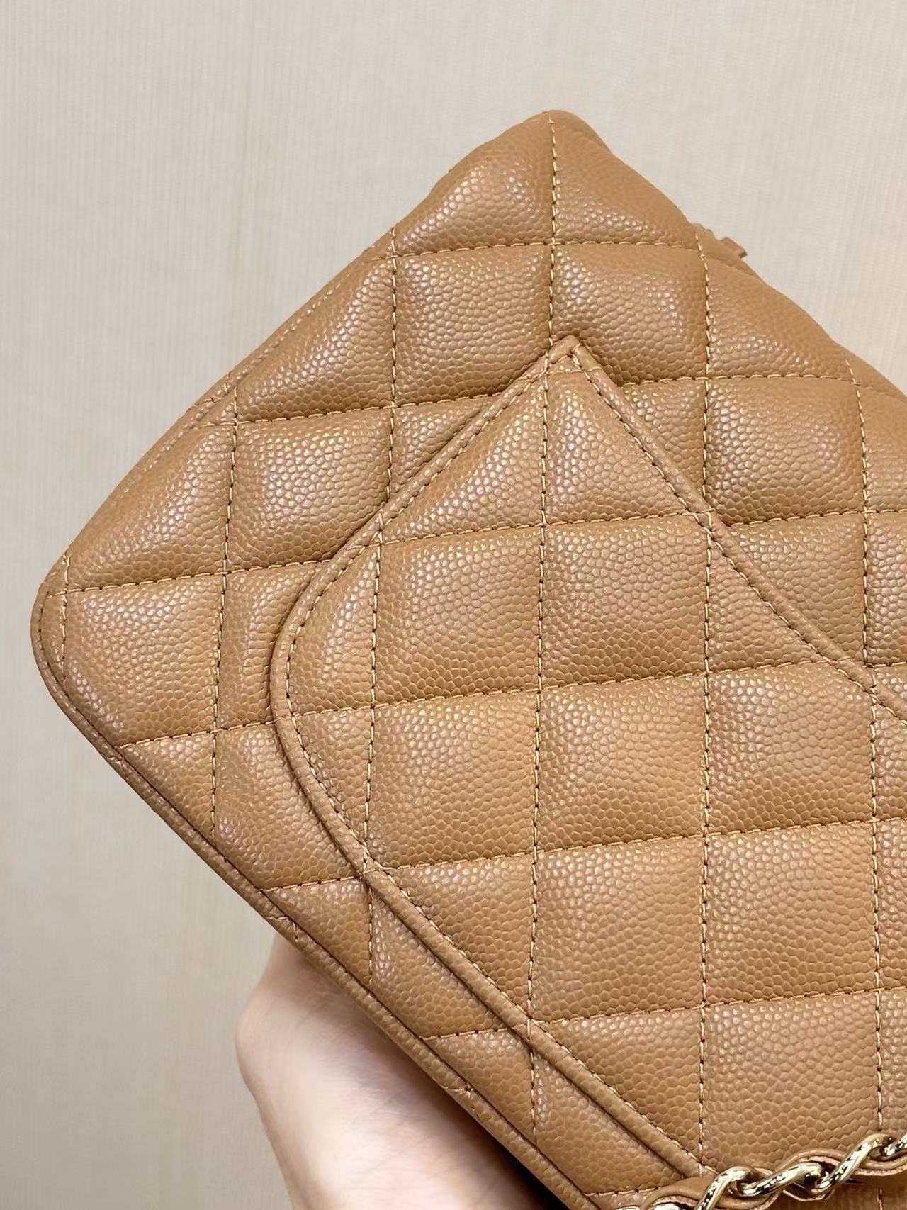 25S FLAP BAG 20 CM IN LIGHT BROWN CAVIAR GOLD HARDWARE 25626