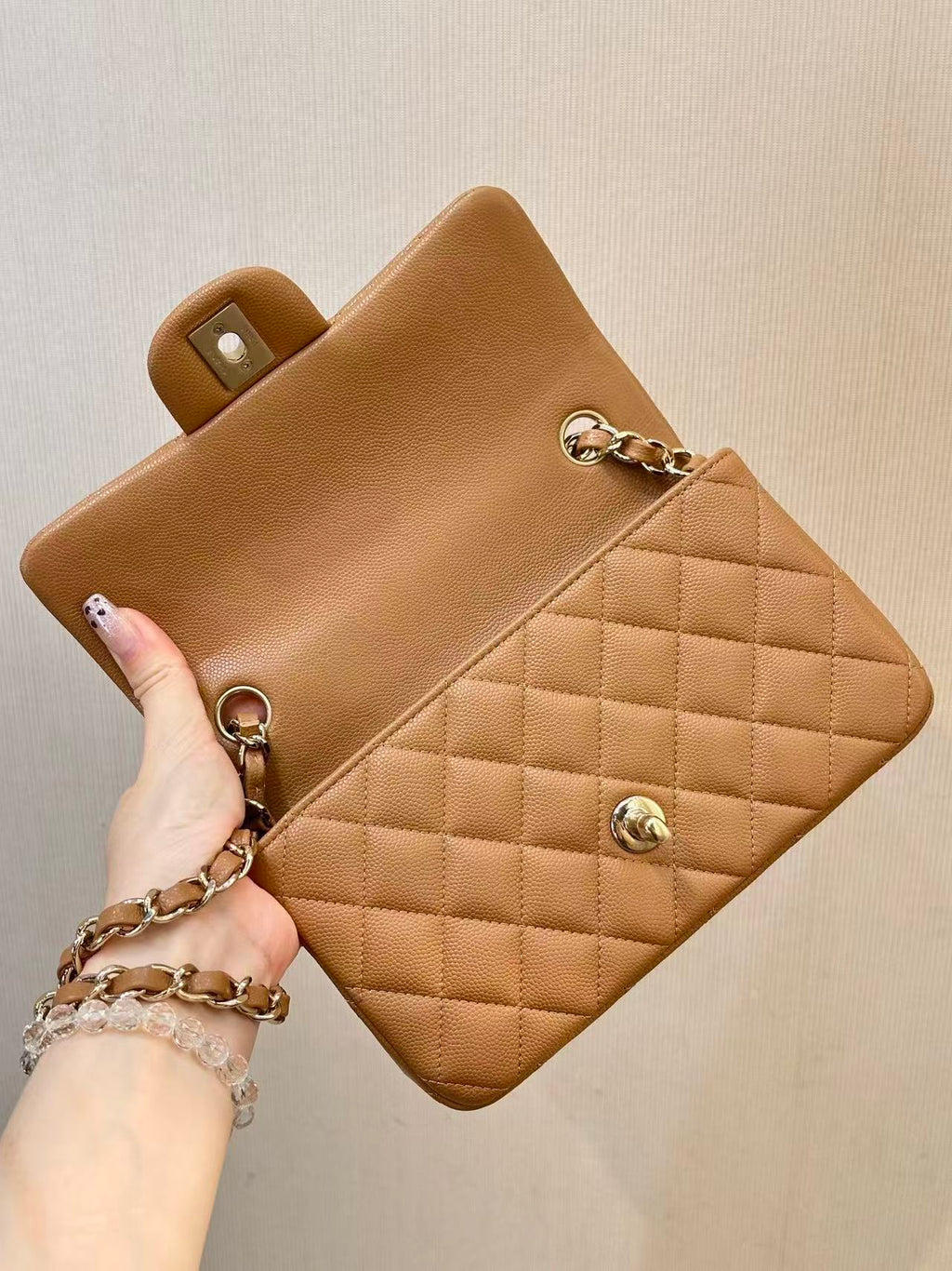 25S FLAP BAG 20 CM IN LIGHT BROWN CAVIAR GOLD HARDWARE 25626