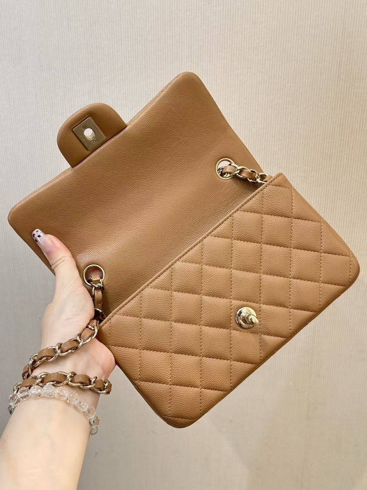 25S FLAP BAG 20 CM IN LIGHT BROWN CAVIAR GOLD HARDWARE 25626