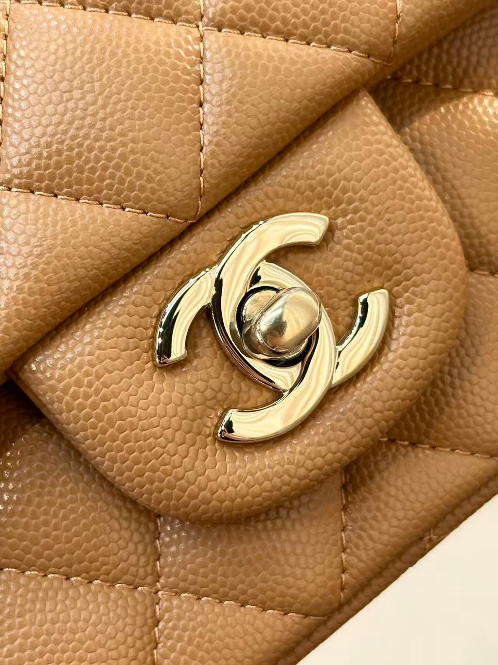 25S FLAP BAG 20 CM IN LIGHT BROWN CAVIAR GOLD HARDWARE 25626