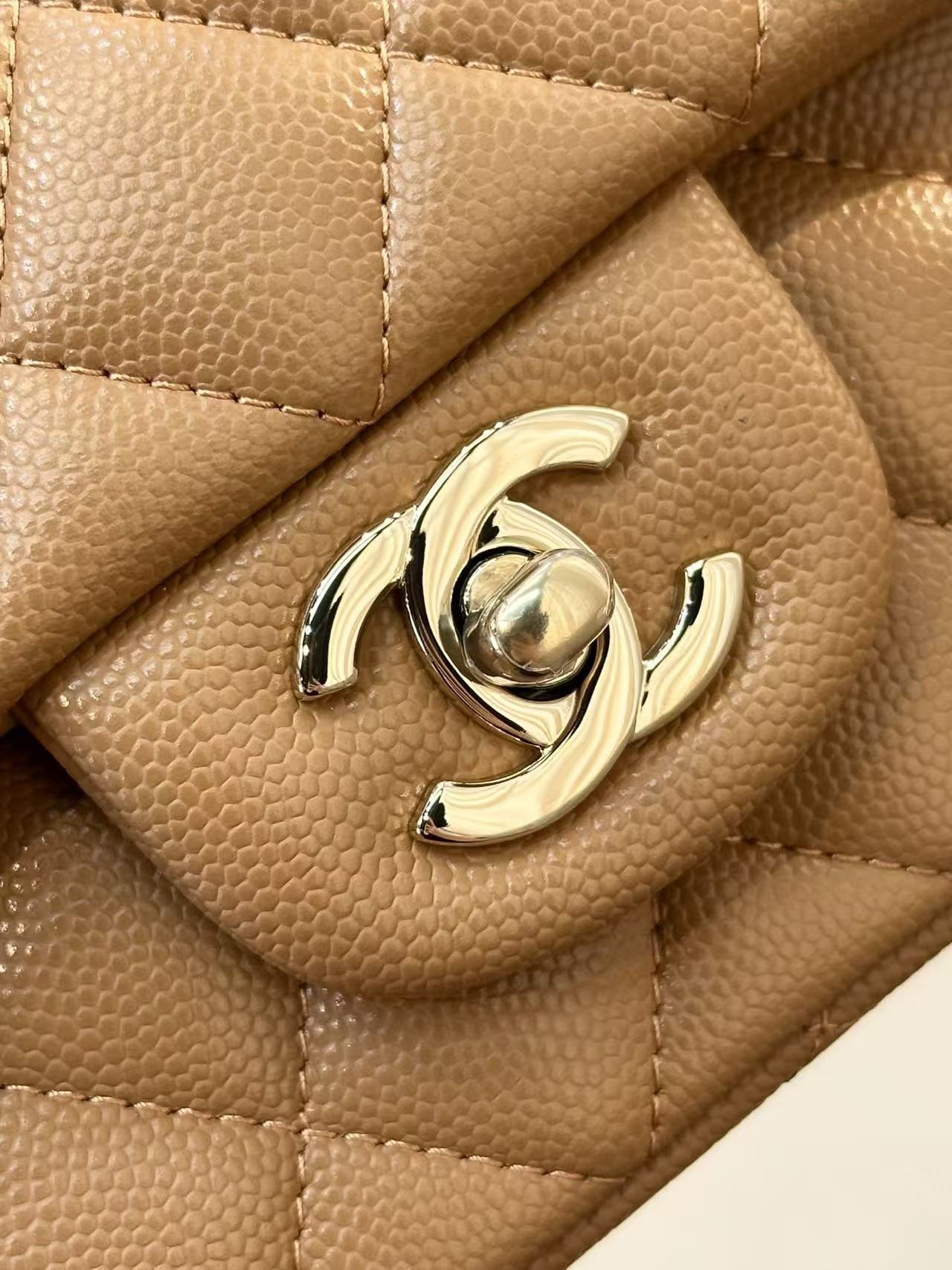 25S FLAP BAG 20 CM IN LIGHT BROWN CAVIAR GOLD HARDWARE 25626