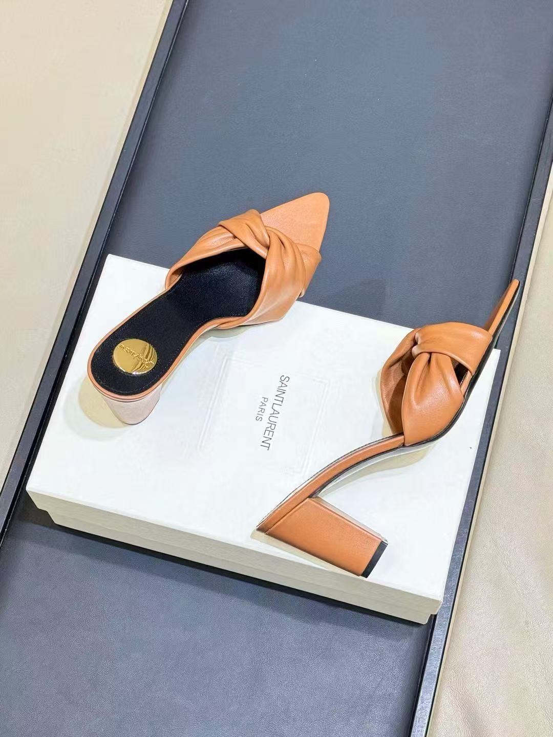 26S KNOTTED MULE HEELS IN TAN LAMBSKIN LEATHER
