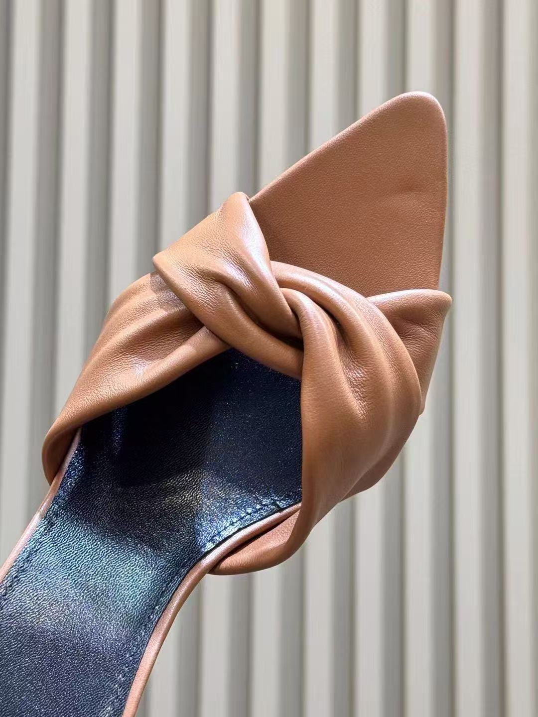 26S KNOTTED MULE HEELS IN TAN LAMBSKIN LEATHER