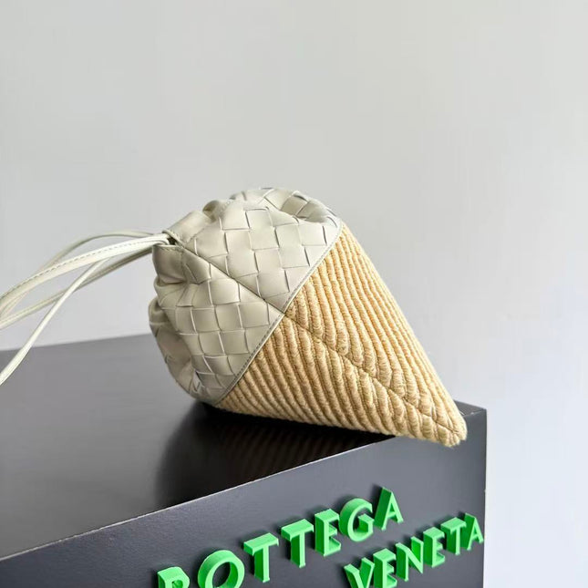 BOTTEGA VENETA 26S SHOULDER BAG IN BEIGE WOVEN RAFFIA