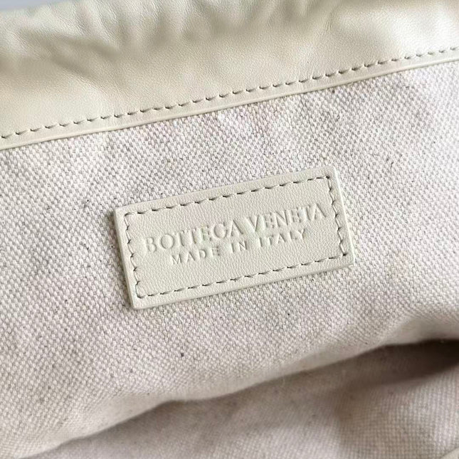 BOTTEGA VENETA 26S SHOULDER BAG IN BEIGE WOVEN RAFFIA