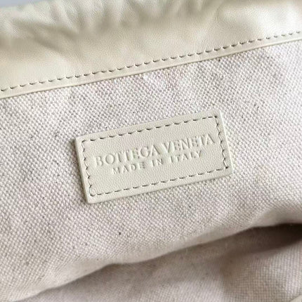 BOTTEGA VENETA 26S SHOULDER BAG IN BEIGE WOVEN RAFFIA