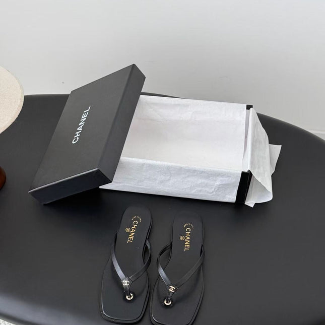 CHANEL 26S CC THONG SANDAL IN BLACK CALFSKIN 15726